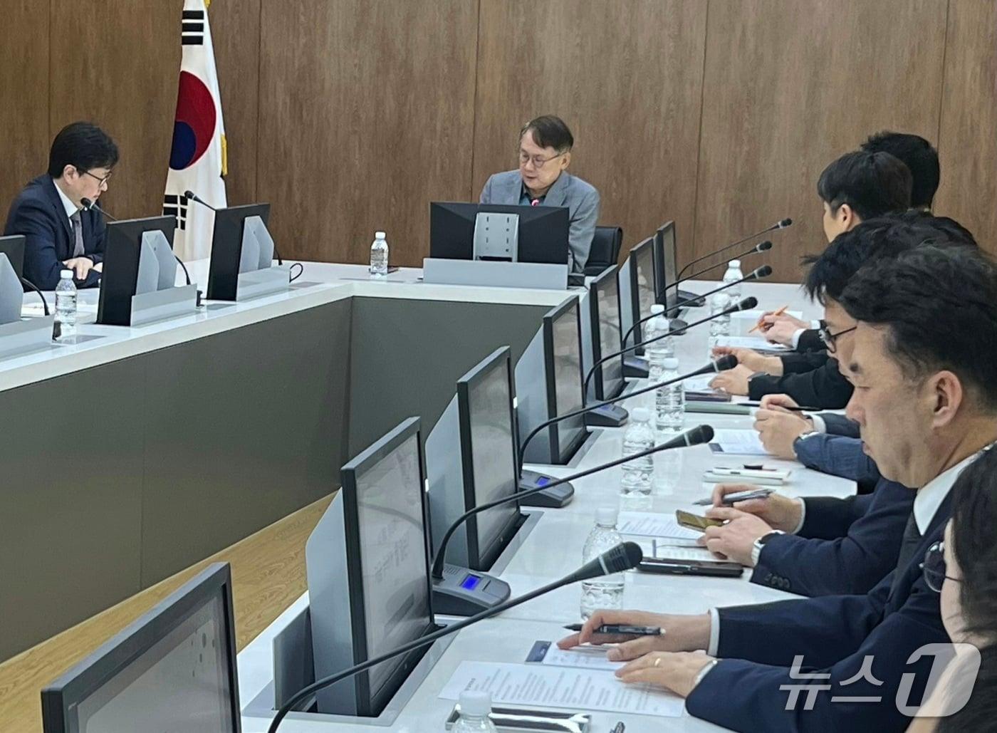 본문 이미지 - 윤두현 GKL 사장이 AI조직 신설과 관련하여 회의를 하고 있다.&#40;GKL 제공&#41;