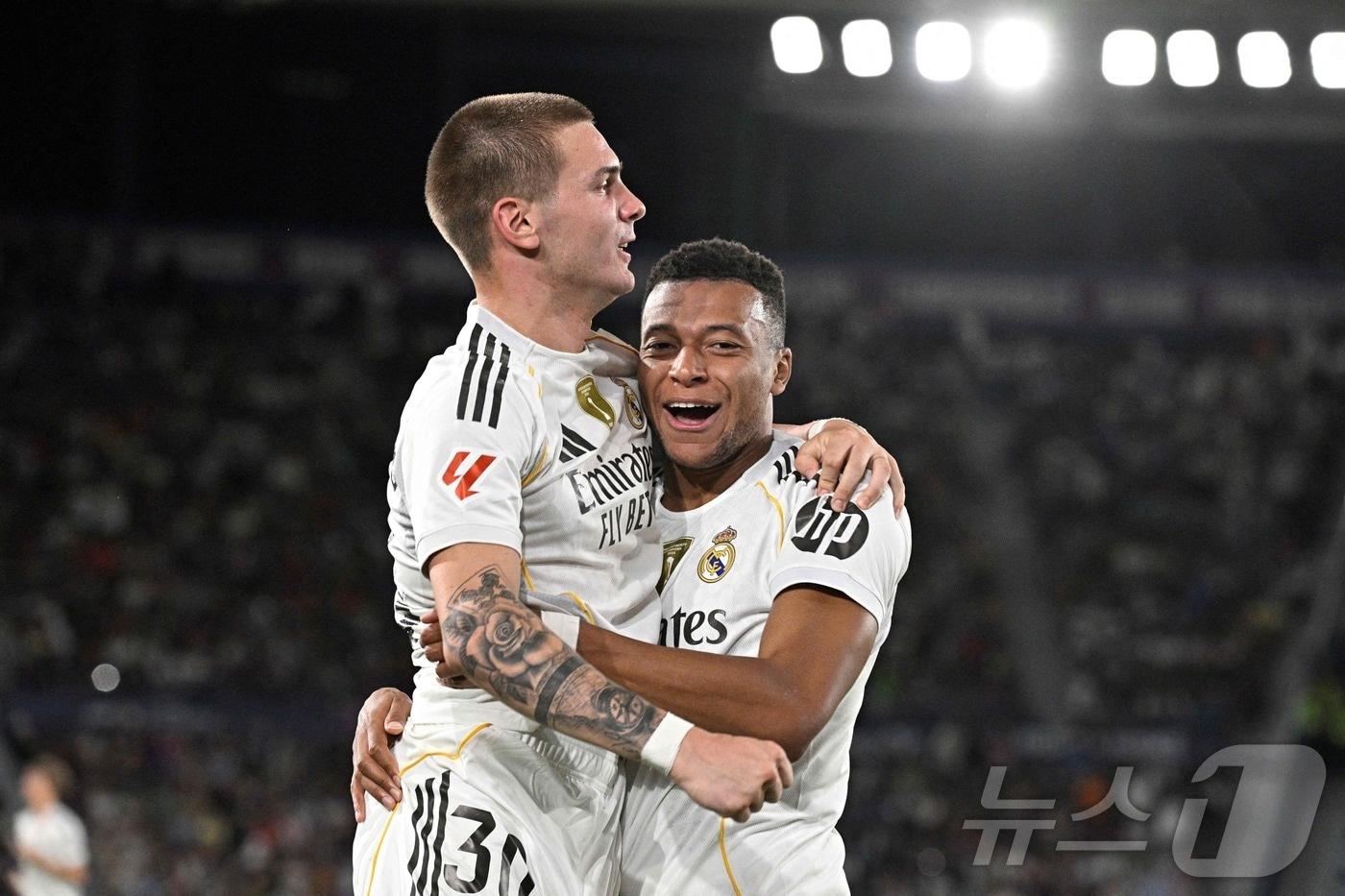 멀티골로 활약한 킬리안 음바페&#40;오른쪽&#41; ⓒ AFP=뉴스1