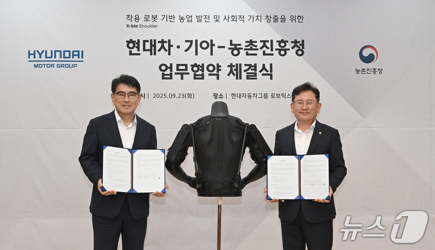  협약 체결 후 엑스블 숄더 전시물 앞에서 기념사진을 찍는 현대차·기아 R&D본부장 양희원 사장&#40;왼쪽&#41;과 농촌진흥청 이승돈 청장&#40;현대차그룹 제공&#41;