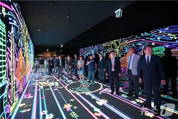 본문 이미지 - IFEZ 홍보관 방문객들이 &#39;빛의 터널&#39;을 둘러보고 있다. &#40;인천경제자유구역청 제공.재판매 및 DB금지&#41;