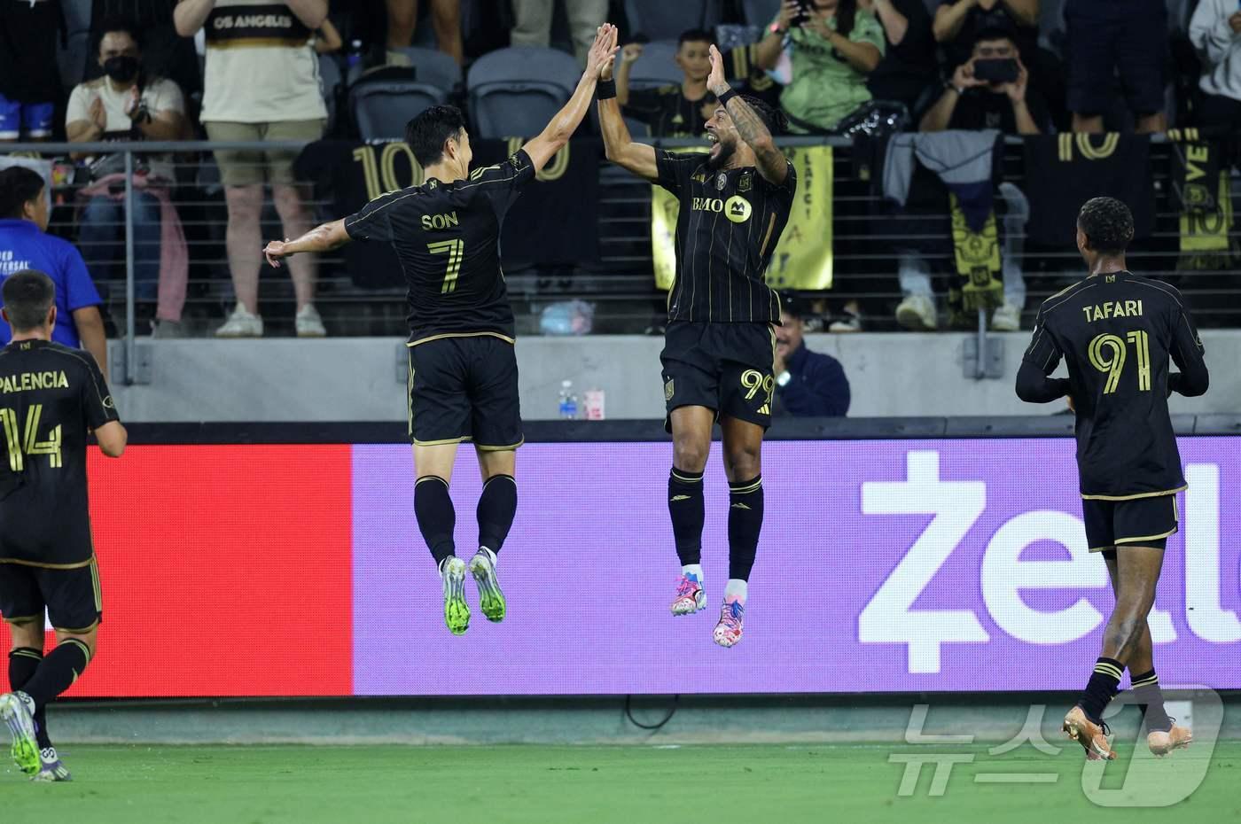 LA FC 손흥민과 데니스 부앙가ⓒ AFP=뉴스1