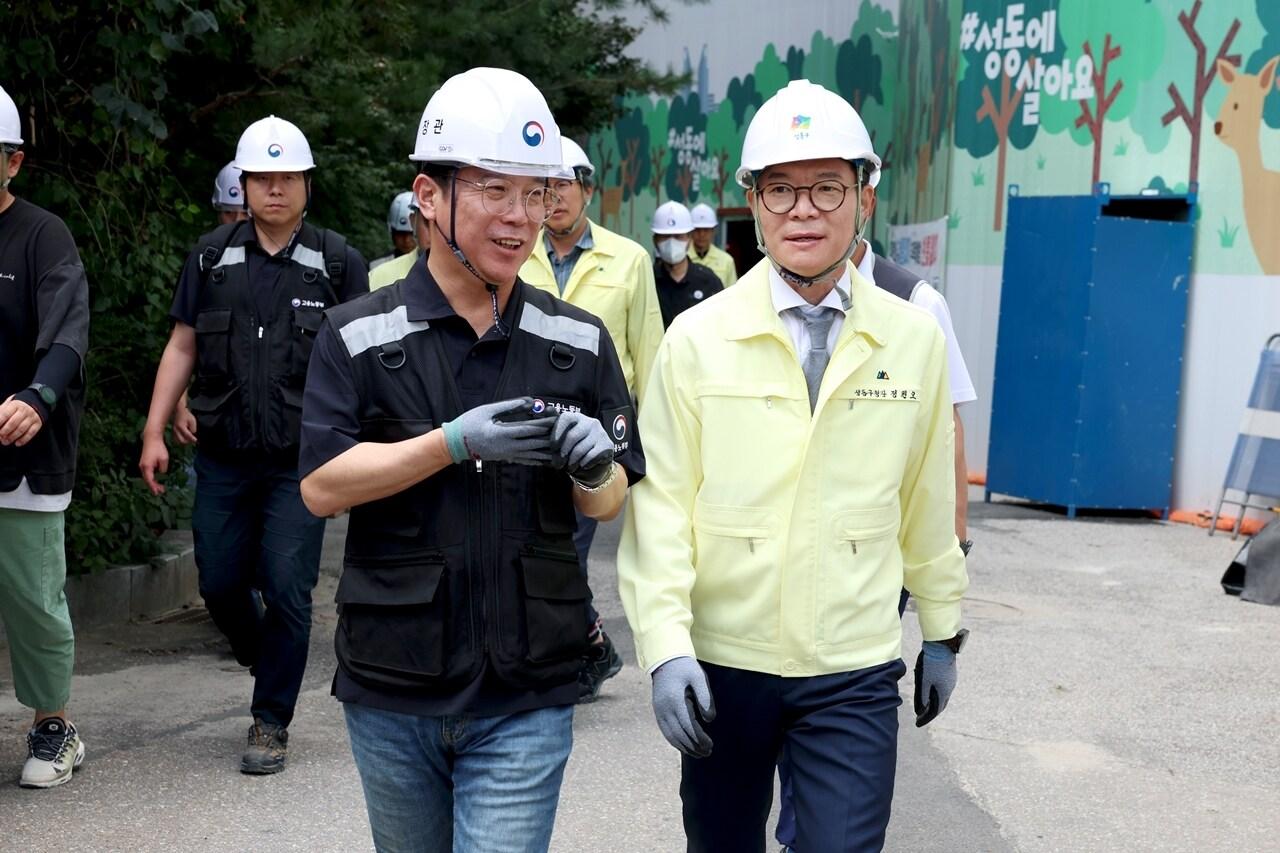 본문 이미지 - 정원오 (오른쪽)성동구청장과 김영훈 고용노동부 장관이 성동구의 건설 현장을 합동점검 중인 모습 (성동구 제공)