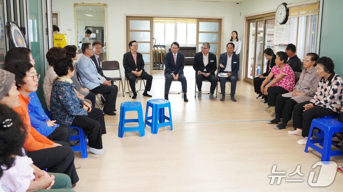이완섭 서산시장이 지난 23일 지곡면 화천2리 경로당을 방문해 애로사항을 듣는 등 대화를 나누고 있다.(서산시 제공. 재판매 및 DB금지)2025.9.24/뉴스1