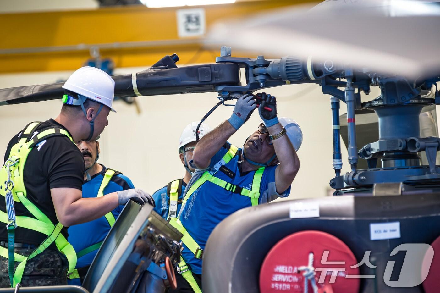 육군은 오는 26일까지 충남 논산 육군항공학교에서 '육군 국제과정 수리온 정비 교육'을 실시하고 있다고 24일 밝혔다. 이라크 교육생들이 한국군 교관 및 조교의 안내에 따라 메인로터 제거 및 장착 실습을 하고 있다. (육군 제공. 재판매 및 DB 금지) 2025.9.24/뉴스1