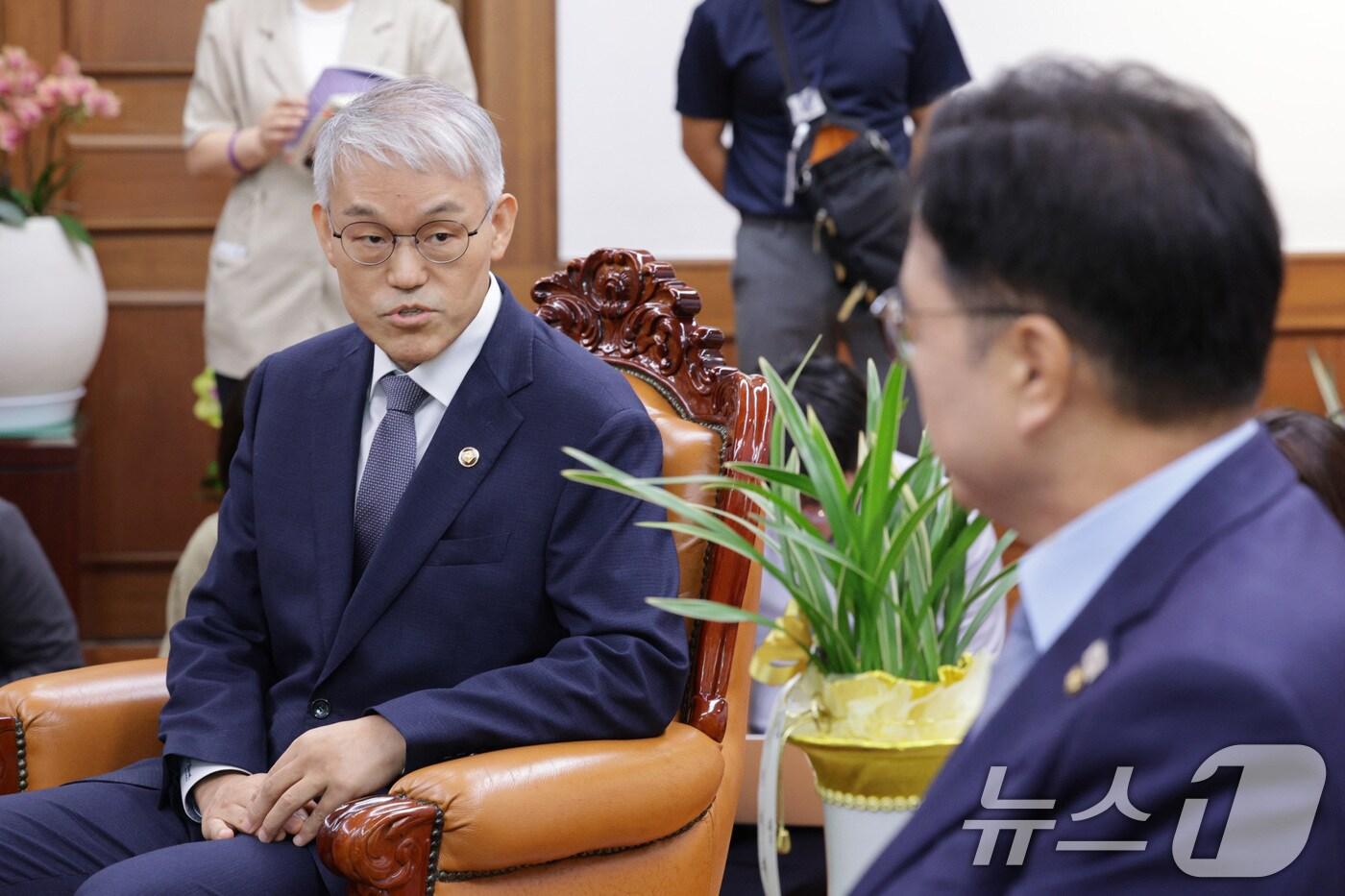 천대엽 법원행정처장이 24일 서울 여의도 국회를 찾아 우원식 국회의장을 예방하고 있다. 2025.9.24/뉴스1 ⓒ News1 신웅수 기자