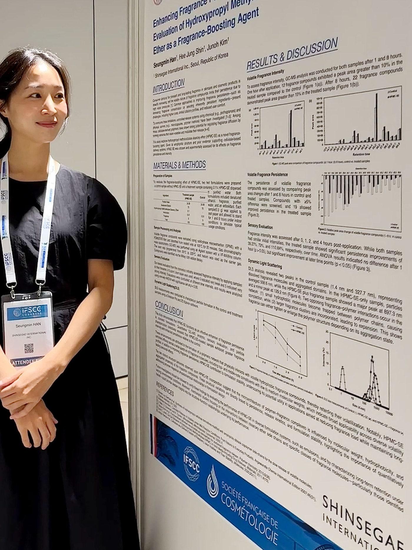 본문 이미지 - 한승민 신세계인터내셔날 기술혁신센터 제형개발팀 연구원이 제35회 세계화장품학회에 참여한 모습.(신세계인터내셔날제공)