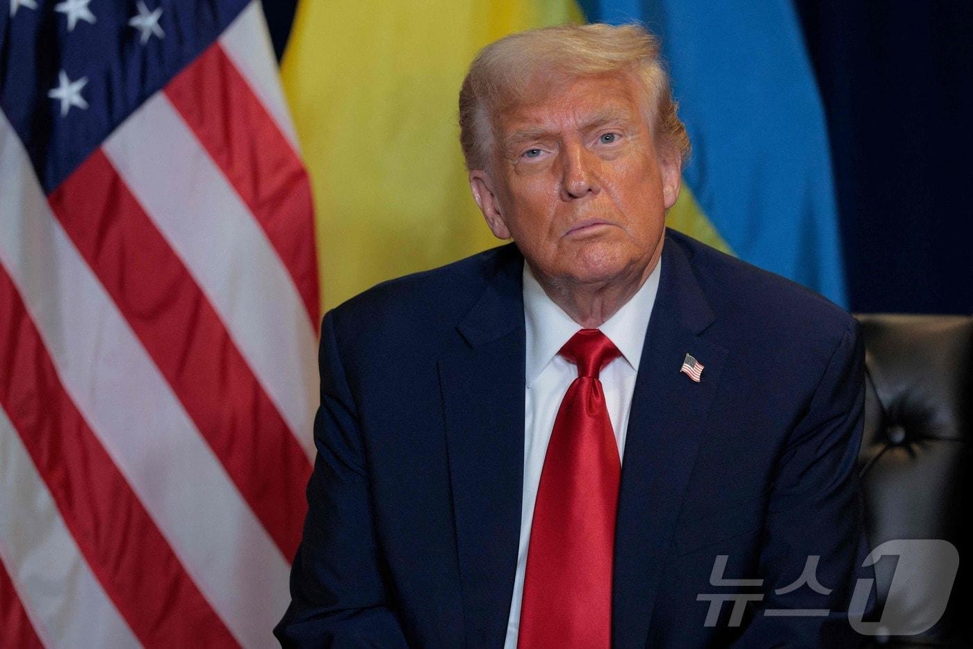 도널드 트럼프 미국 대통령이 23일&#40;현지시간&#41; 뉴욕 유엔본부에서 열린 제80차 유엔총회&#40;UNGA&#41;에서 볼로디미르 젤렌스키 우크라이나 대통령과 양자 회담 중 기자의 질문을 듣고 있다. 2025.09.23. ⓒ AFP=뉴스1 ⓒ News1 류정민 특파원