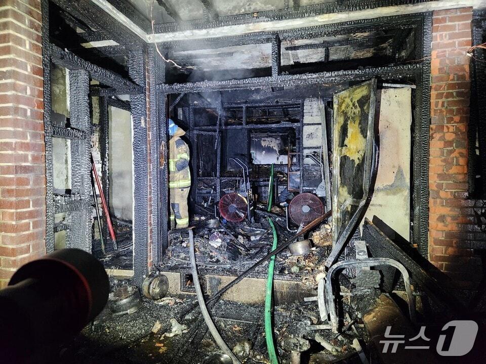본문 이미지 - 인천 부평구 단독주택 화재 현장 모습 &#40;인천소방본부 제공.재판매 및 DB금지&#41;