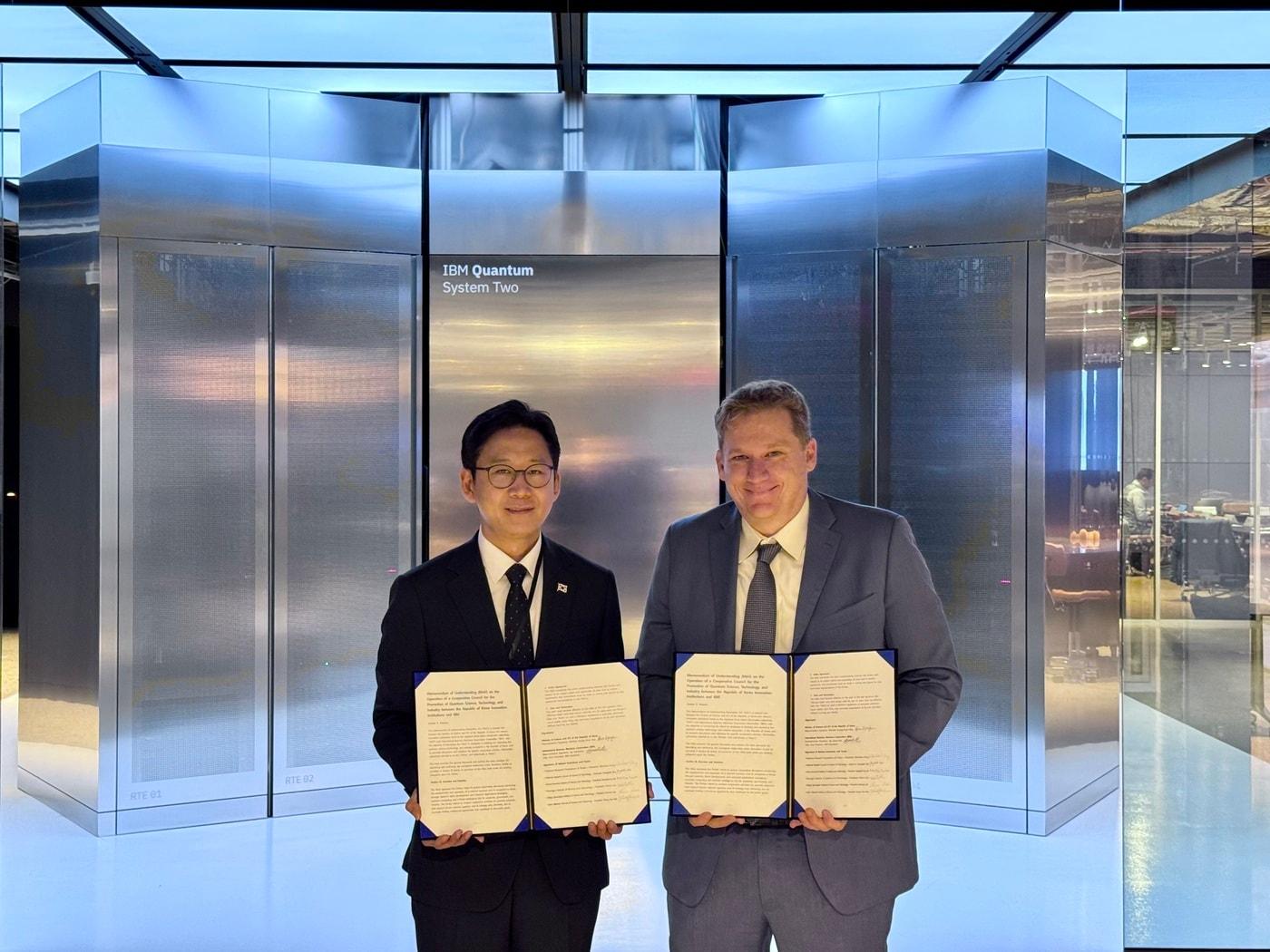 본문 이미지 - 배경훈 과기정통부 장관이 뉴욕 IBM 왓슨 연구소를 방문해 양자과학기술 산업 육성을 위한 협력 양해각서&#40;MOU&#41;를 체결했다.&#40;과기정통부 제공&#41;