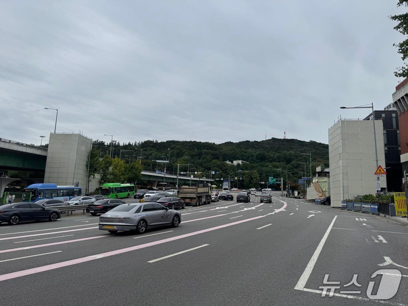 본문 이미지 - 한남동 북한남삼거리 보도육교 본선 상부 철거 후 모습.(용산구 제공)