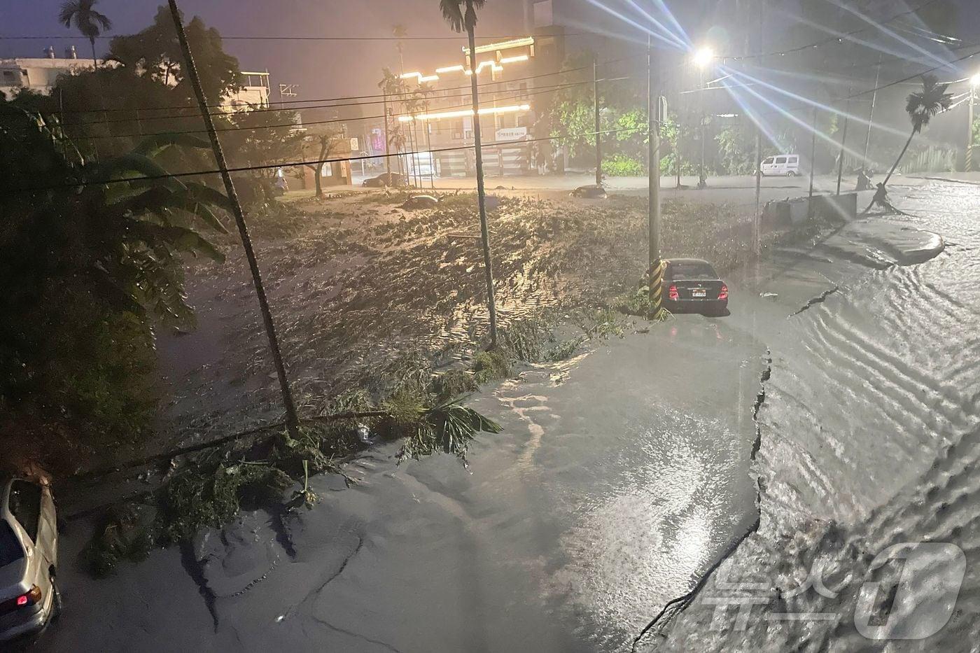 태풍 라가사의 영향으로 대만 동부 화롄현에 있는 언색호의 둑이 무너지며 약 6000만 톤의 물이 한꺼번에 방출돼 14명이 사망했다고 로이터 통신이 보도했다. 2025.9.23 ⓒ AFP=뉴스1