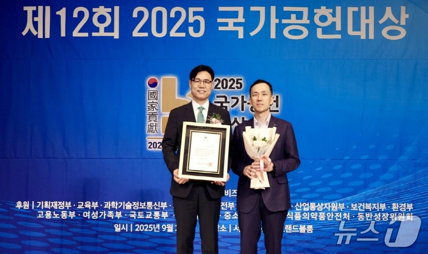 성태문 iM금융지주 그룹가치경영총괄 부사장(왼쪽)과 허재룡 ESG전략경영연구소 부장이 '2025 국가공헌대상' 시상식에서 경제부총리 겸 기획재정부 장관상을 받은 후 기념사진을 찍고 있다.(iM뱅크 제공. 재판매 및 DB 금지)