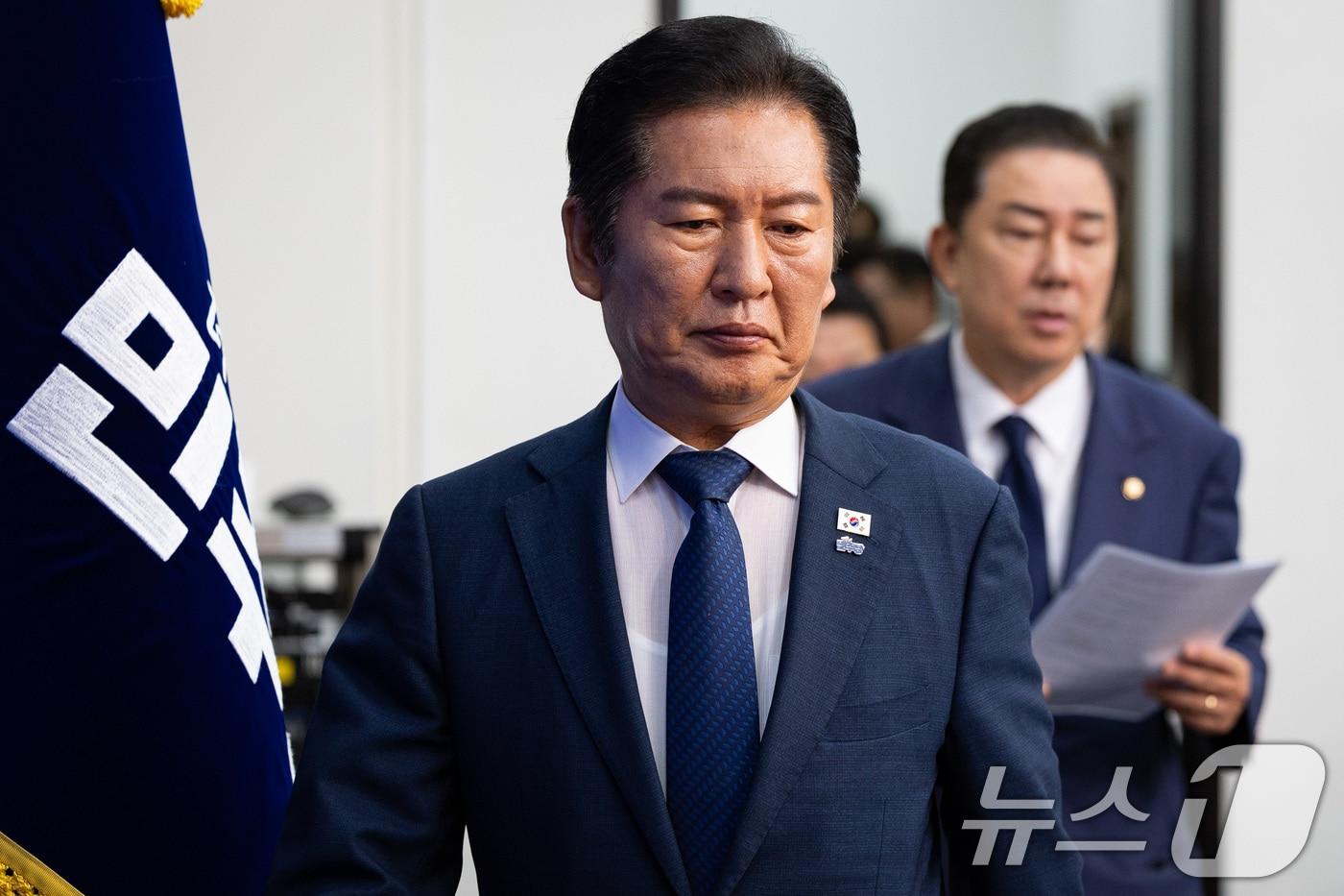 정청래 더불어민주당 대표와 김병기 원내대표를 비롯한 지도부가 24일 서울 여의도 국회에서 열린 최고위원회의에 참석하고 있다. 2025.9.24/뉴스1 ⓒ News1 유승관 기자