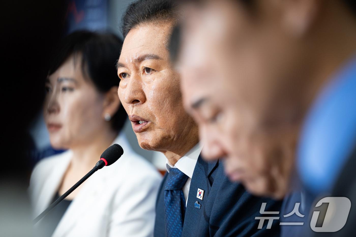 정청래 더불어민주당 대표가 24일 서울 여의도 국회에서 열린 최고위원회의에서 모두 발언을 하고 있다. 2025.9.24/뉴스1 ⓒ News1 유승관 기자