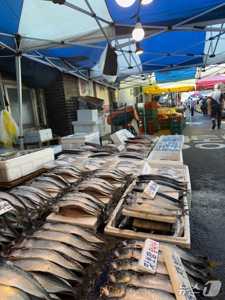 본문 이미지 - 용인시의 한 전통시장에서 수산물 등을 판매하고 있는 모습.(용인시 제공)