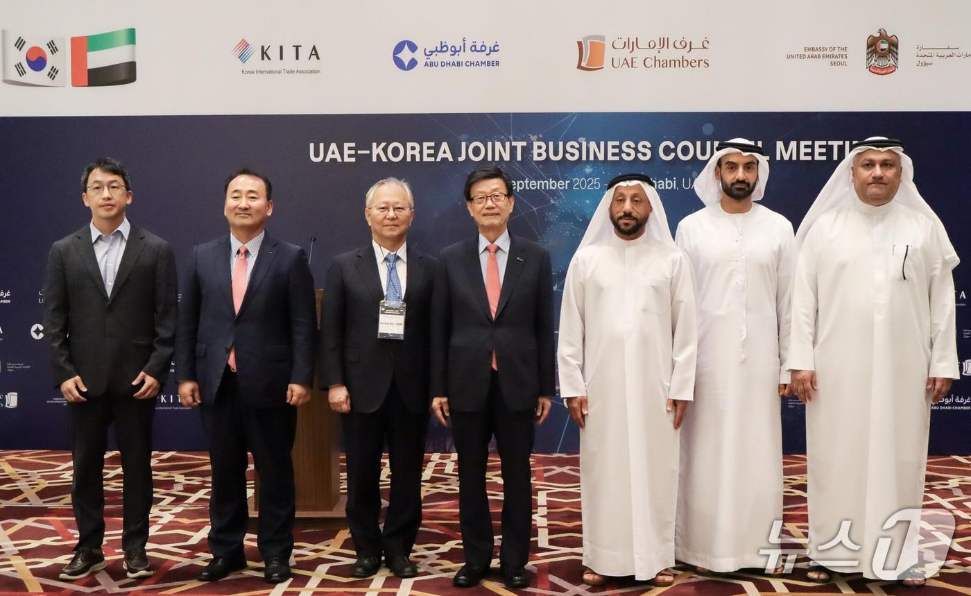 한국무역협회(KITA)가 22일(현지시간) 아랍에미리트(UAE) 아부다비 릭소스 마리나 호텔에서 개최한 '한-UAE 경제협력위원회' 발족식에서 참석한 주요 인사들이 단체사진을 촬영하고 있다.  (왼쪽부터) 트위니 천영석 대표, 포스코인터내셔널 오도길 임원, 메가젠임플란트 박광범 대표, 한국무역협회 윤진식 회장, UAE 연방상공회의소 압달라 술탄 알 오와이스(Abdallah Sultan Al Owais) 부회장, 아부다비상공회의소 알리 모하메드 알 마르주키(Ali Mohamed Al Marzooqi) 사무총장. 