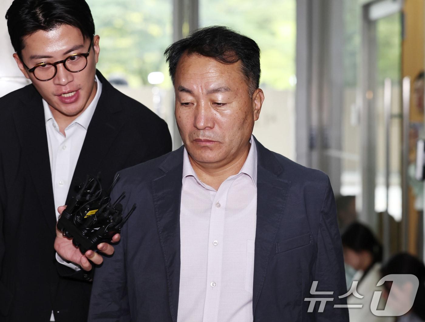 본문 이미지 - 김계환 전 해병대사령관이 2025년 9월 24일 오전 피의자 신분으로 조사를 받기 위해 서울 서초구 순직해병특별검사팀 사무실에 출석하고 있다. 2025.9.24 ⓒ 뉴스1 구윤성 기자