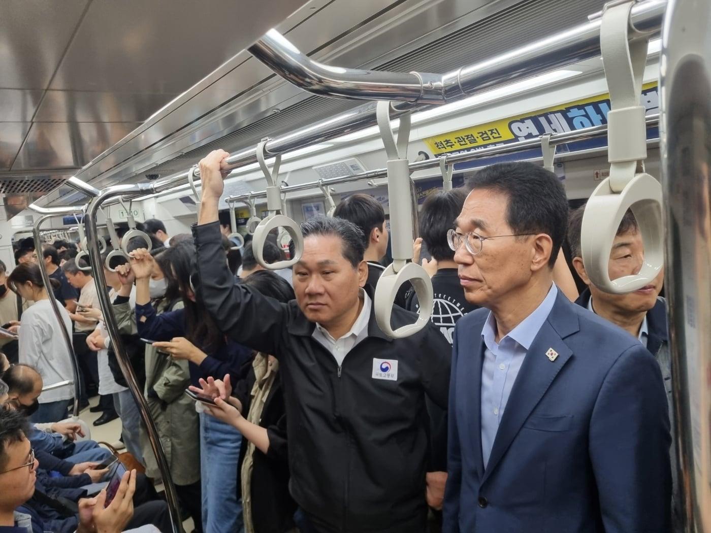 본문 이미지 - 김용석 대도시권광역교통위원회 위원장(중앙)이 24일 양촌차량기지를 방문해 김포골드라인 혼잡관리 현황과 혼잡완화 방안을 점검하고 있다.(국토부 제공)/ 뉴스1 ⓒ News1
