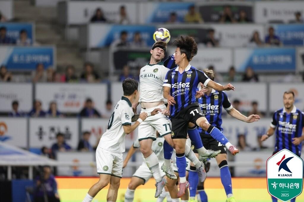 본문 이미지 - K리그2 중상위권 판도가 예측 불허다. 라운드가 끝날 때마다 팀들이 자리를 바꿀 만큼 치열한 경쟁이 펼쳐지고 있다. (한국프로축구연맹 제공)
