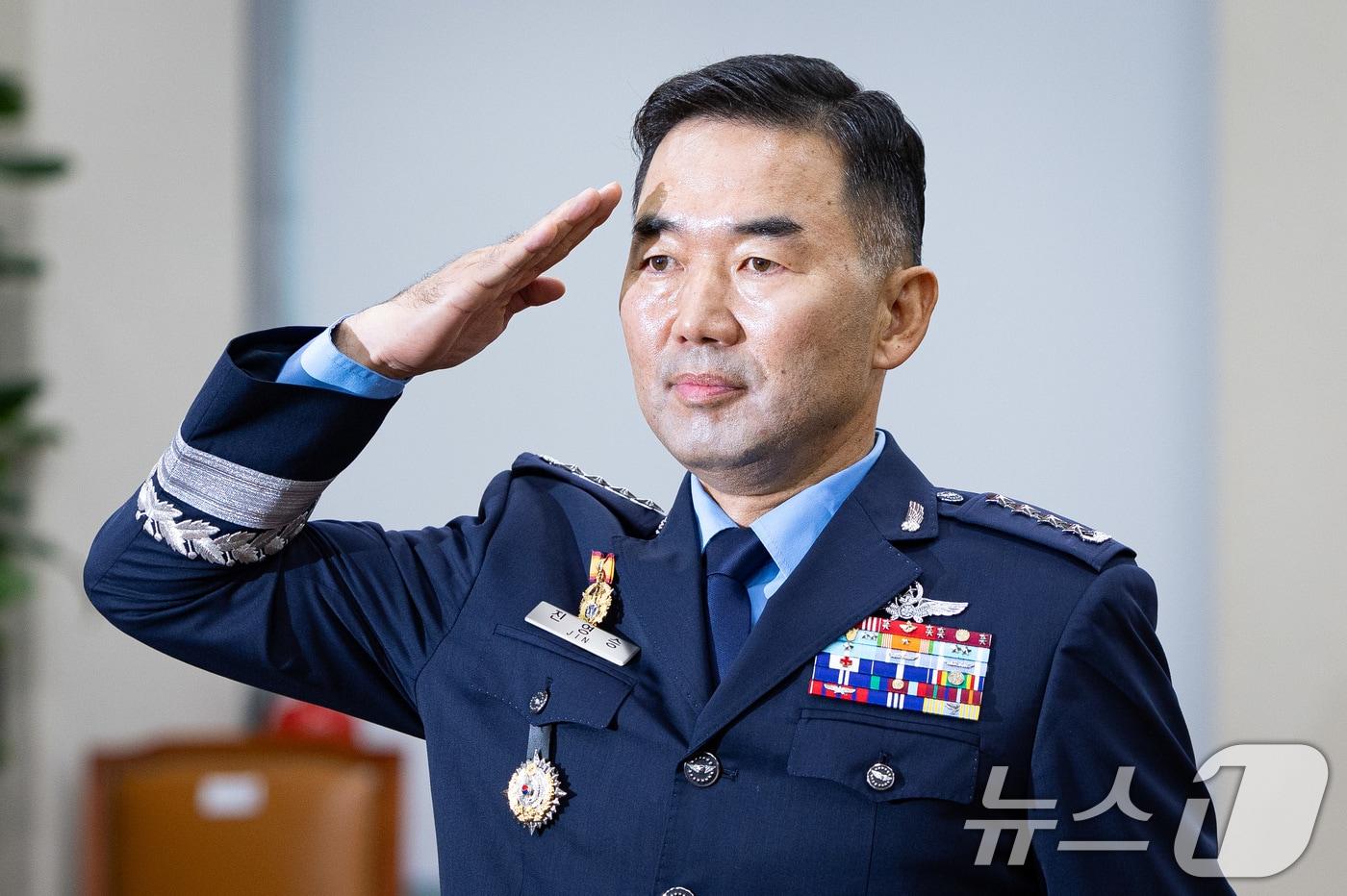 진영승 합동참모의장 후보자가 24일 서울 여의도 국회에서 열린 국방위원회의 합동참모의장후보자 인사청문회에 출석해 거수 경례를 하고 있다. 2025.9.24/뉴스1 ⓒ News1 유승관 기자