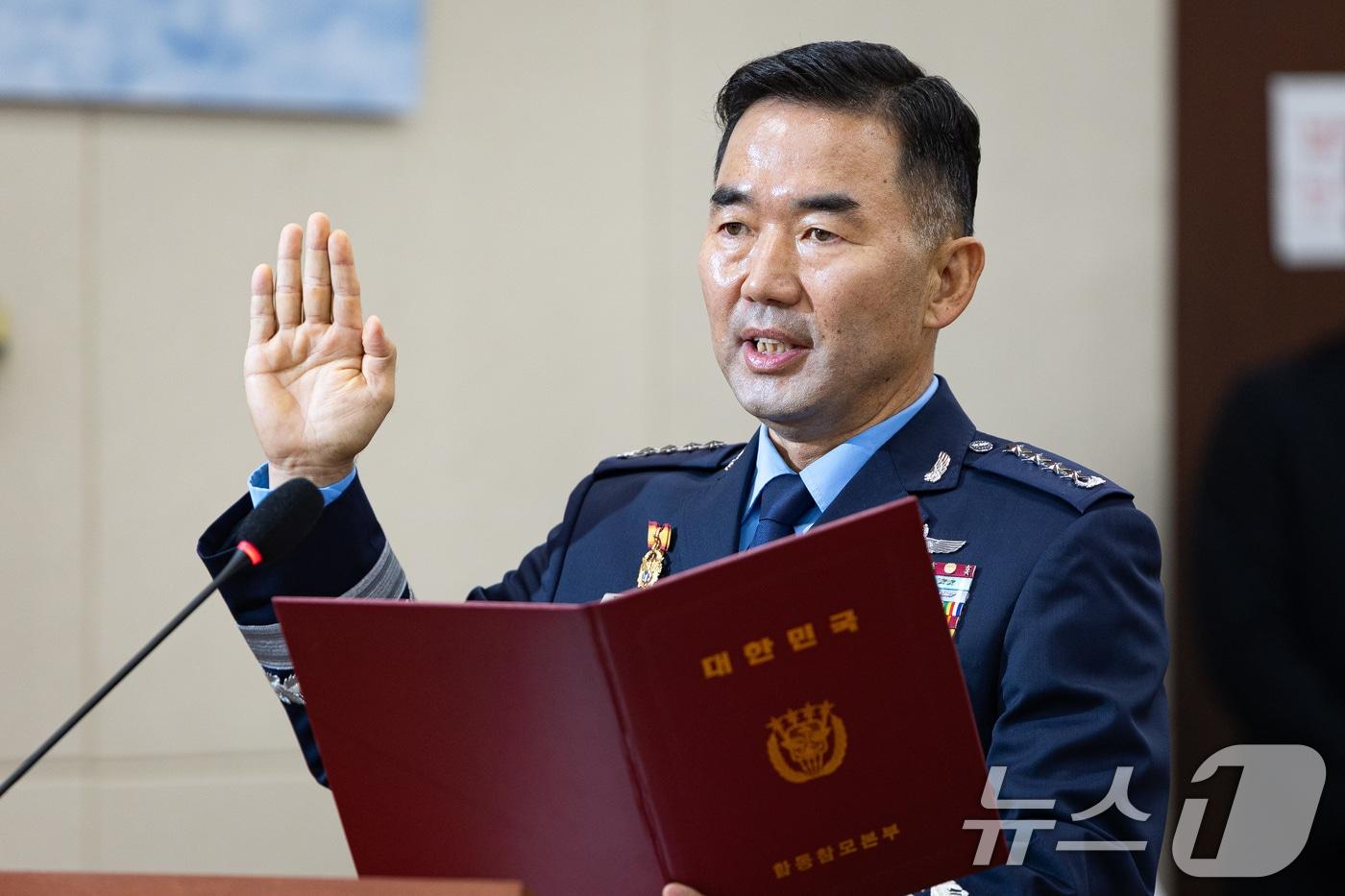 진영승 합동참모의장 후보자가 24일 서울 여의도 국회에서 열린 국방위원회의 합동참모의장후보자 인사청문회에 출석해 선서하고 있다. 2025.9.24/뉴스1 ⓒ News1 유승관 기자