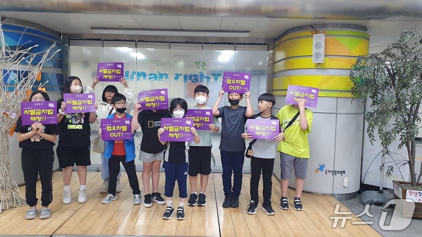 국가인권위 광주인권사무소가 광주 인권테마역사에서 청소년들에 인권 관련 교육을 진행하는 사진.(광주인권사무소 제공) 2025.9.24