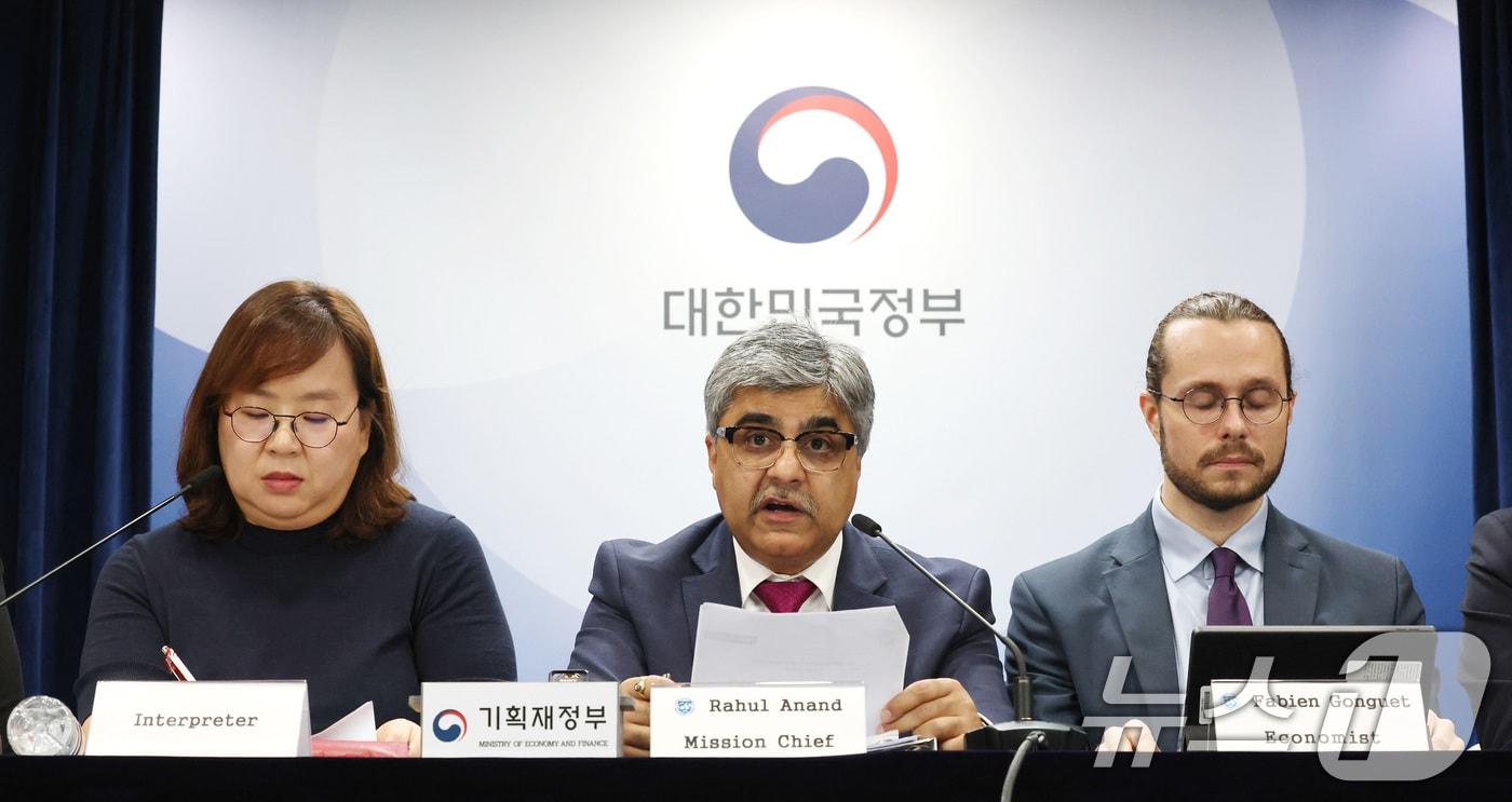 라훌 아난드 IMF 한국 미션단장이 24일 오전 서울 종로구 정부서울청사에서 2025년 IMF 연례협의 결과 브리핑을 하고 있다. 2025.9.24/뉴스1 ⓒ News1 임세영 기자