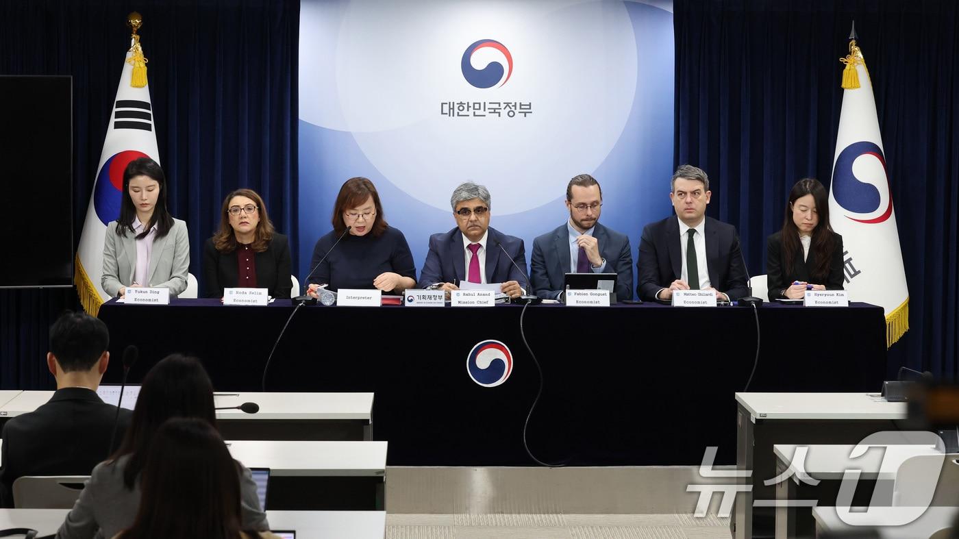 라훌 아난드 IMF 한국 미션단장이 지난달 24일 오전 서울 종로구 정부서울청사에서 2025년 IMF 연례협의 결과 브리핑을 하고 있다. ⓒ News1 임세영 기자