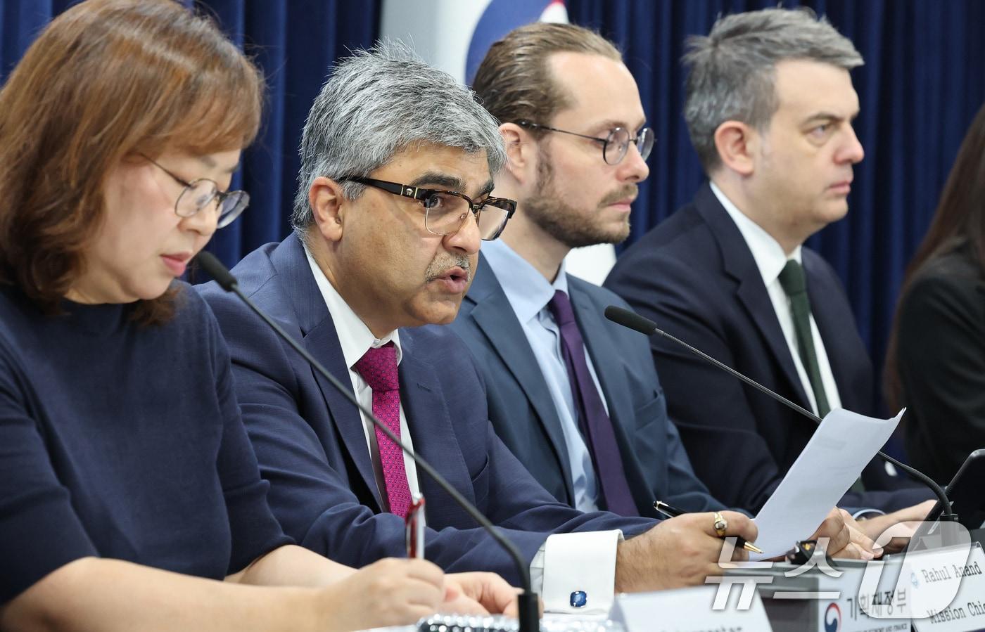 라훌 아난드 IMF 한국 미션단장&#40;왼쪽 두번째&#41;이 24일 오전 서울 종로구 정부서울청사에서 2025년 IMF 연례협의 결과 브리핑을 하고 있다. ⓒ News1 임세영 기자