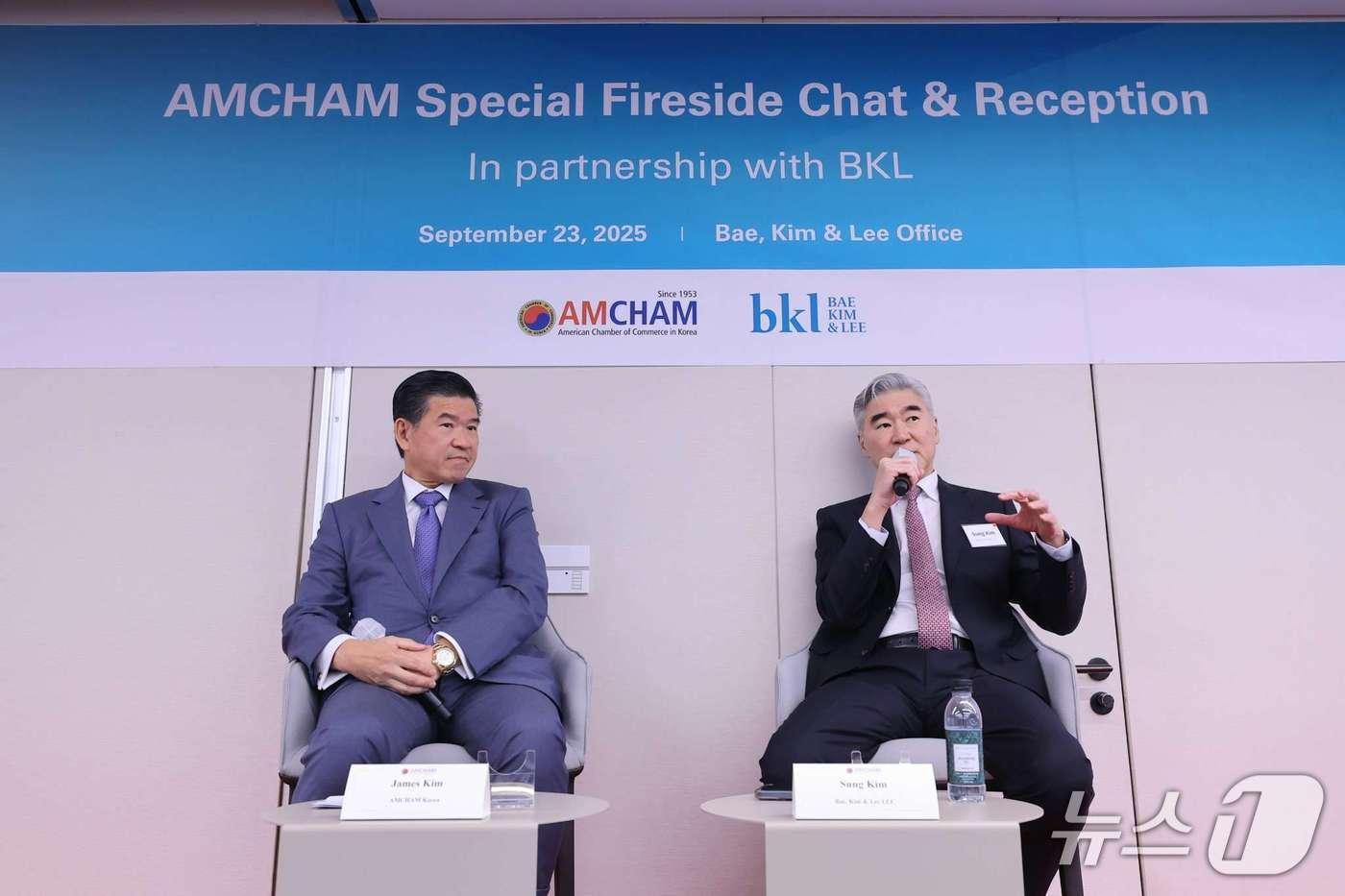 특별 대담을 나누고 있는 제임스 김 암참 회장(왼쪽)과 성 김 현대자동차 사장(암참 제공)