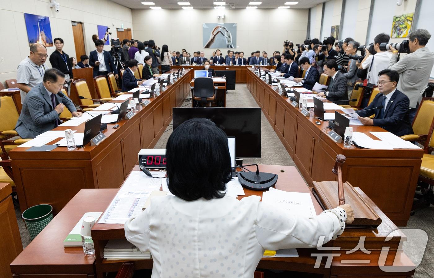 &#40;사진은 기사 내용과 무관함&#41; 최민희 국회 과학기술정보방송통신위원장이 24일 서울 여의도 국회에서 열린 제429회국회&#40;정기회&#41; 제5차 전체회의에서 의사봉을 두드리고 있다. 2025.9.24/뉴스1 ⓒ News1 이승배 기자