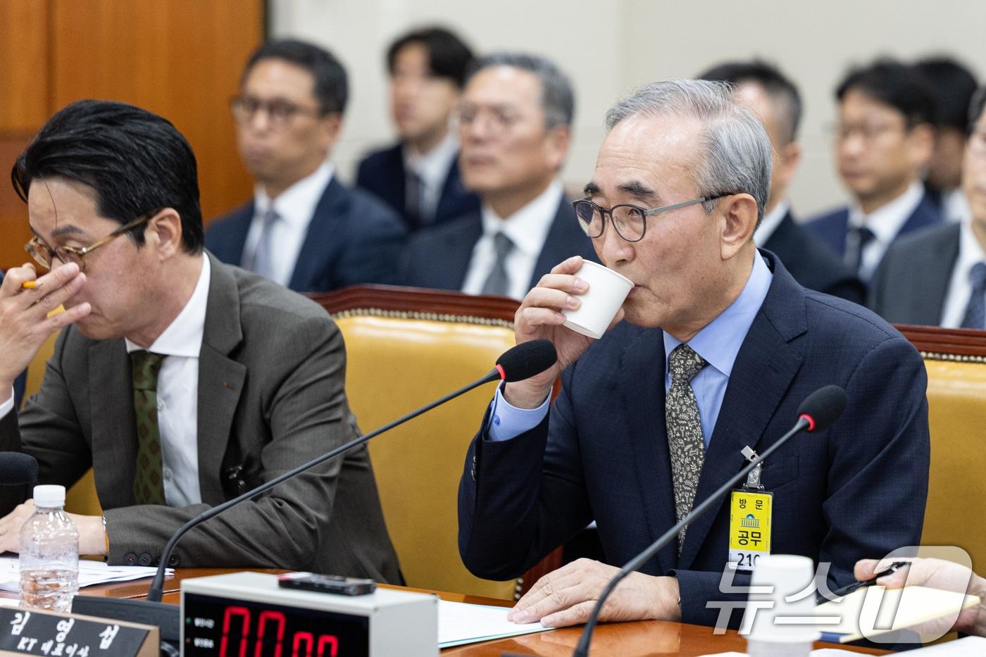 김영섭 KT 대표이사가 24일 서울 여의도 국회 과학기술정보방송통신위원회에서 열린 대규모 해킹사고(통신·금융) 관련 청문회에 출석해 목을 축이고 있다. 2025.9.24/뉴스1 ⓒ News1 이승배 기자