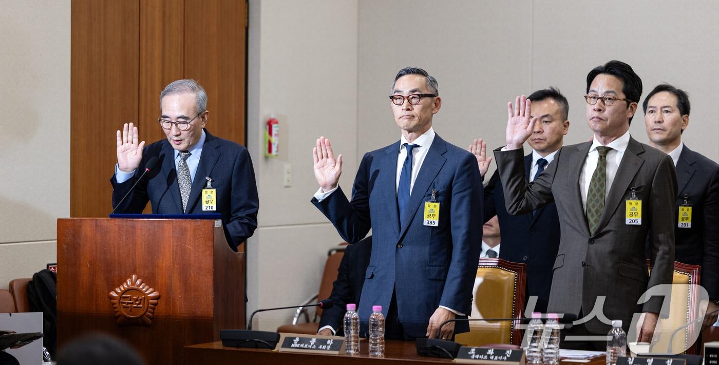 김영섭 KT 대표이사&#40;왼쪽부터&#41;, 윤종하 MBK파트너스 부회장, 조좌진 롯데카드 대표이사가 24일 서울 여의도 국회 과학기술정보방송통신위원회에서 열린 대규모 해킹사고&#40;통신·금융&#41; 관련 청문회에 출석해 증인 선서하고 있다. 2025.9.24/뉴스1 ⓒ News1 이승배 기자