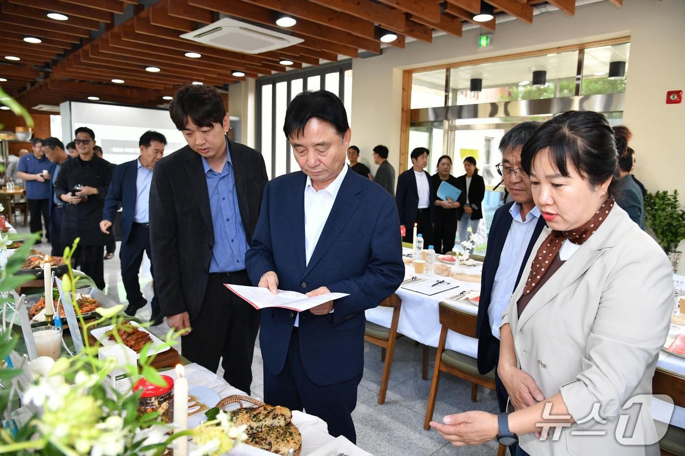 강원 화천군 사내면 음식점들이 참여한 신메뉴 및 식가공품 개발 지원사업 시식 품평회가 지난 23일 사내면 힐링센터에서 열렸다. &#40;화천군 제공, 재판매 및 DB금지&#41;