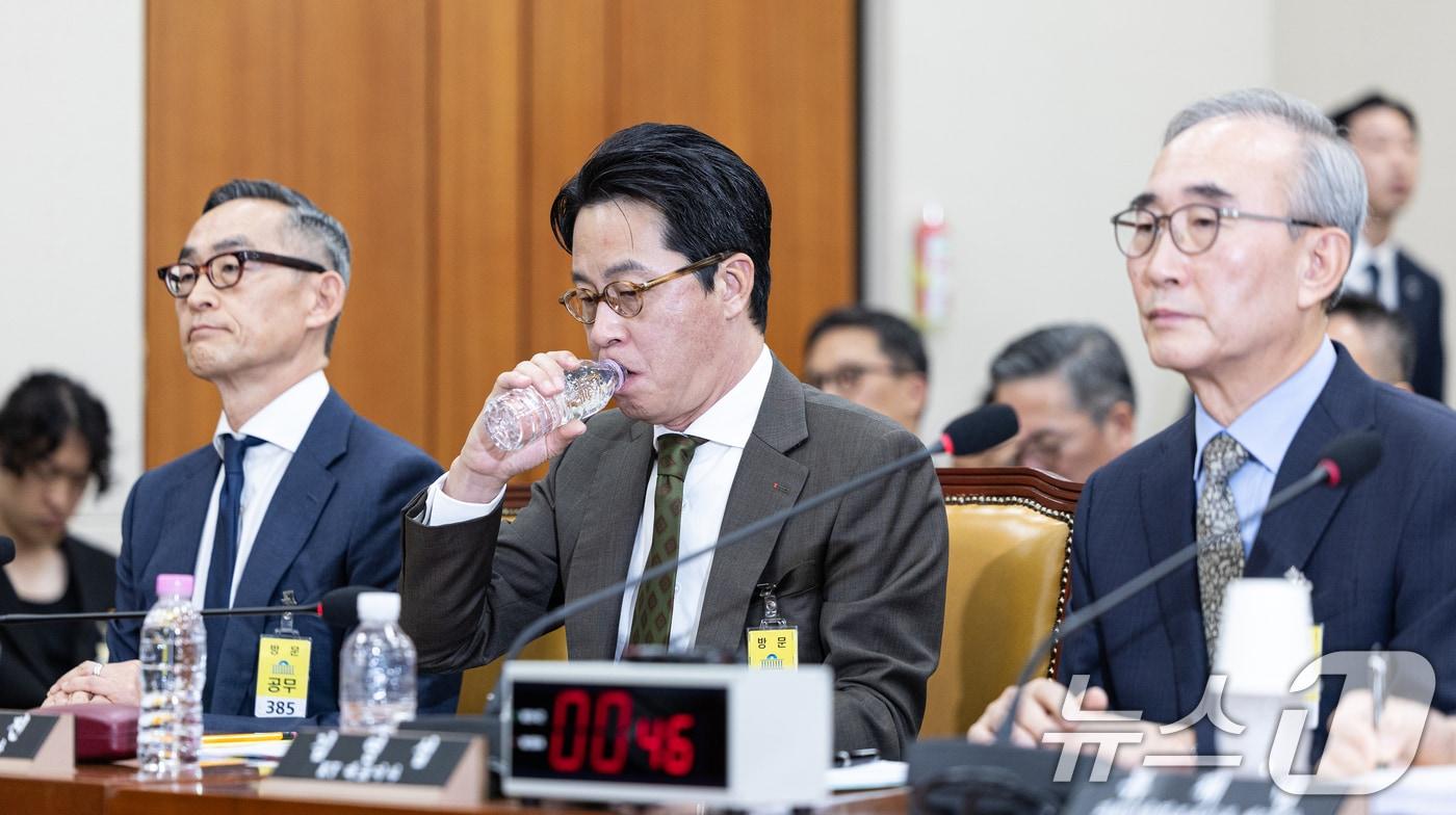 윤종하 MBK파트너스 부회장&#40;왼쪽부터&#41;, 조좌진 롯데카드 대표이사, 김영섭 KT 대표이사가 24일 서울 여의도 국회 과학기술정보방송통신위원회에서 열린 대규모 해킹사고&#40;통신·금융&#41; 관련 청문회에 출석해 있다. 2025.9.24/뉴스1 ⓒ News1 이승배 기자