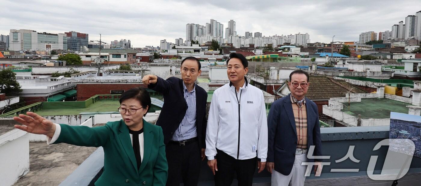 오세훈 서울시장이 지난 24일 서울 강북구 재정비촉진사업 규제철폐 적용 1호 사업장인 미아2구역을 둘러보고 있다. 서울시는 이날 건설경기 악화 등으로 장기간 정체됐던 재정비촉진사업장 정상화를 위한 규제혁신방안 1호 사업장으로 &#39;미아2구역&#39;이 선정됐다고 밝혔다. 2025.9.24/뉴스1 ⓒ News1 박지혜 기자