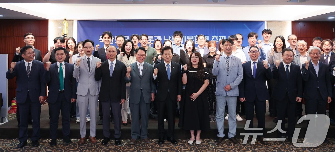 정동영 통일부 장관이 24일 서울 중구 코리아나 호텔에서 열린 &#39;북한의 2국가론과 남북기본협정 추진 방향&#39; 세미나에서 참석자들과 기념촬영을 하고 있다. 2025.9.24/뉴스1 ⓒ News1 김성진 기자