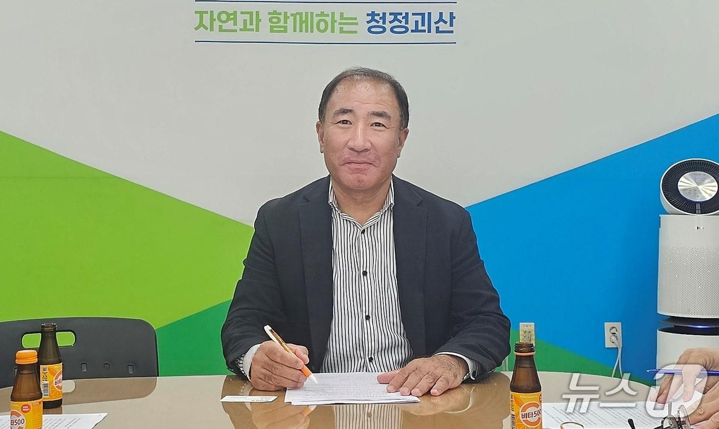 이준경 전 음성부군수가 24일 괴산군청에서 기자간담회를 열고 괴산군 발전 정책 비전을 발표하고 있다.2025.09.24.ⓒ 뉴스1 이성기 기자
