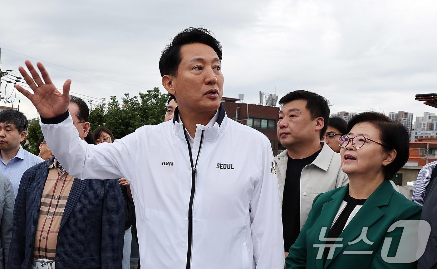 오세훈 서울시장이 24일 오전 서울 강북구 재정비촉진사업 규제철폐 적용 1호 사업장인 미아2구역을 둘러보고 있다. 서울시는 이날 건설경기 악화 등으로 장기간 정체됐던 재정비촉진사업장 정상화를 위한 규제혁신방안 1호 사업장으로 &#39;미아2구역&#39;이 선정됐다고 밝혔다. 2025.9.24/뉴스1 ⓒ News1 박지혜 기자