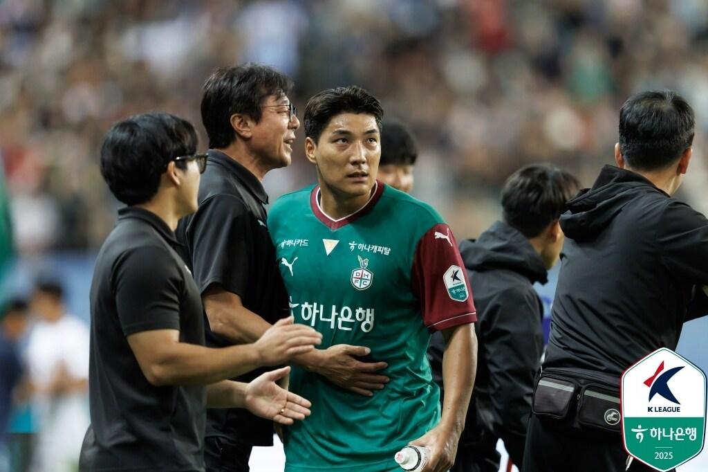 본문 이미지 - 황선홍 대전 하나시티즌 감독과 주민규.&#40;한국프로축구연맹 제공&#41;