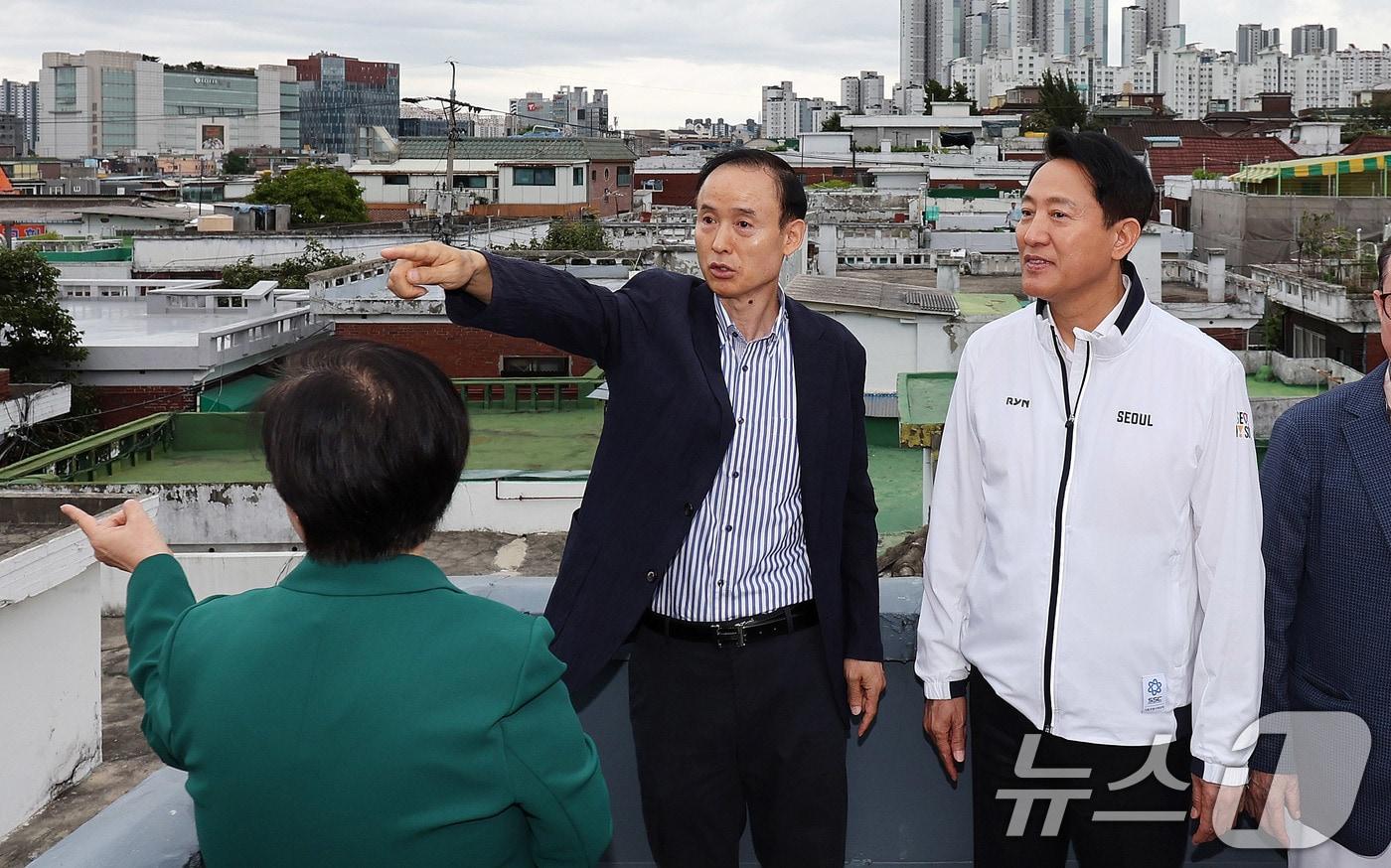 오세훈 서울시장이 24일 오전 서울 강북구 재정비촉진사업 규제철폐 적용 1호 사업장인 미아2구역을 둘러보고 있다. 서울시는 이날 건설경기 악화 등으로 장기간 정체됐던 재정비촉진사업장 정상화를 위한 규제혁신방안 1호 사업장으로 &#39;미아2구역&#39;이 선정됐다고 밝혔다. 2025.9.24/뉴스1 ⓒ News1 박지혜 기자