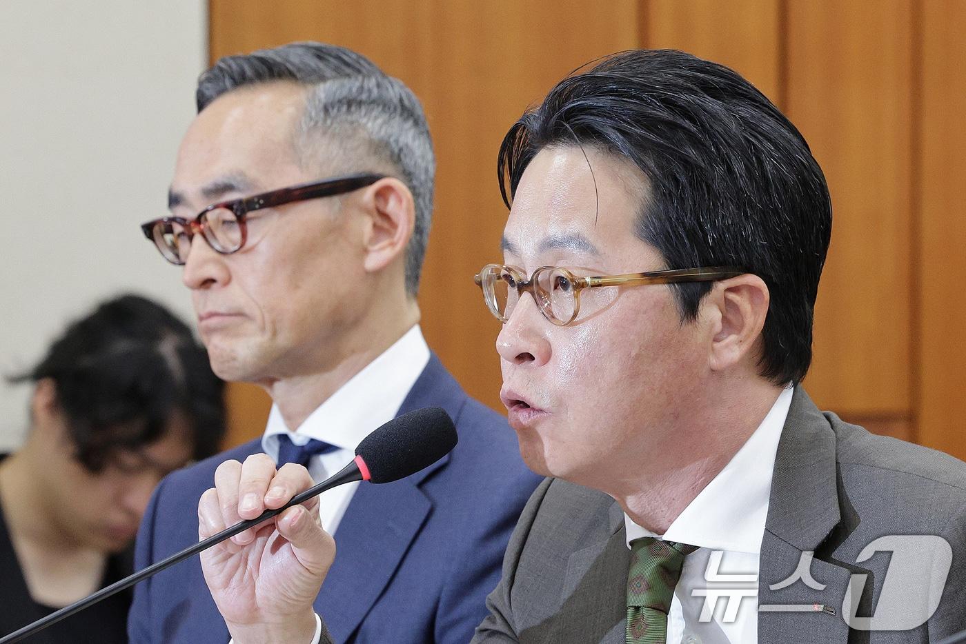 조좌진 롯데카드 대표이사가 24일 서울 여의도 국회 과학기술정보방송통신위원회에서 열린 대규모 해킹사고(통신·금융) 관련 청문회에서 의원 질의에 답변하고 있다. 왼쪽은 윤종하 MBK파트너스 부회장 2025.9.24/뉴스1 ⓒ News1 신웅수 기자