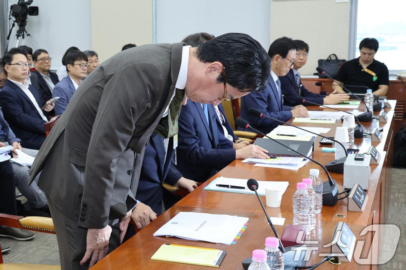 조좌진 롯데카드 대표이사가 9월24일 서울 여의도 국회 과학기술정보방송통신위원회에서 열린 대규모 해킹사고&#40;통신·금융&#41; 관련 청문회에서 인사하고 있다. 2025.9.24/뉴스1 ⓒ News1 신웅수 기자