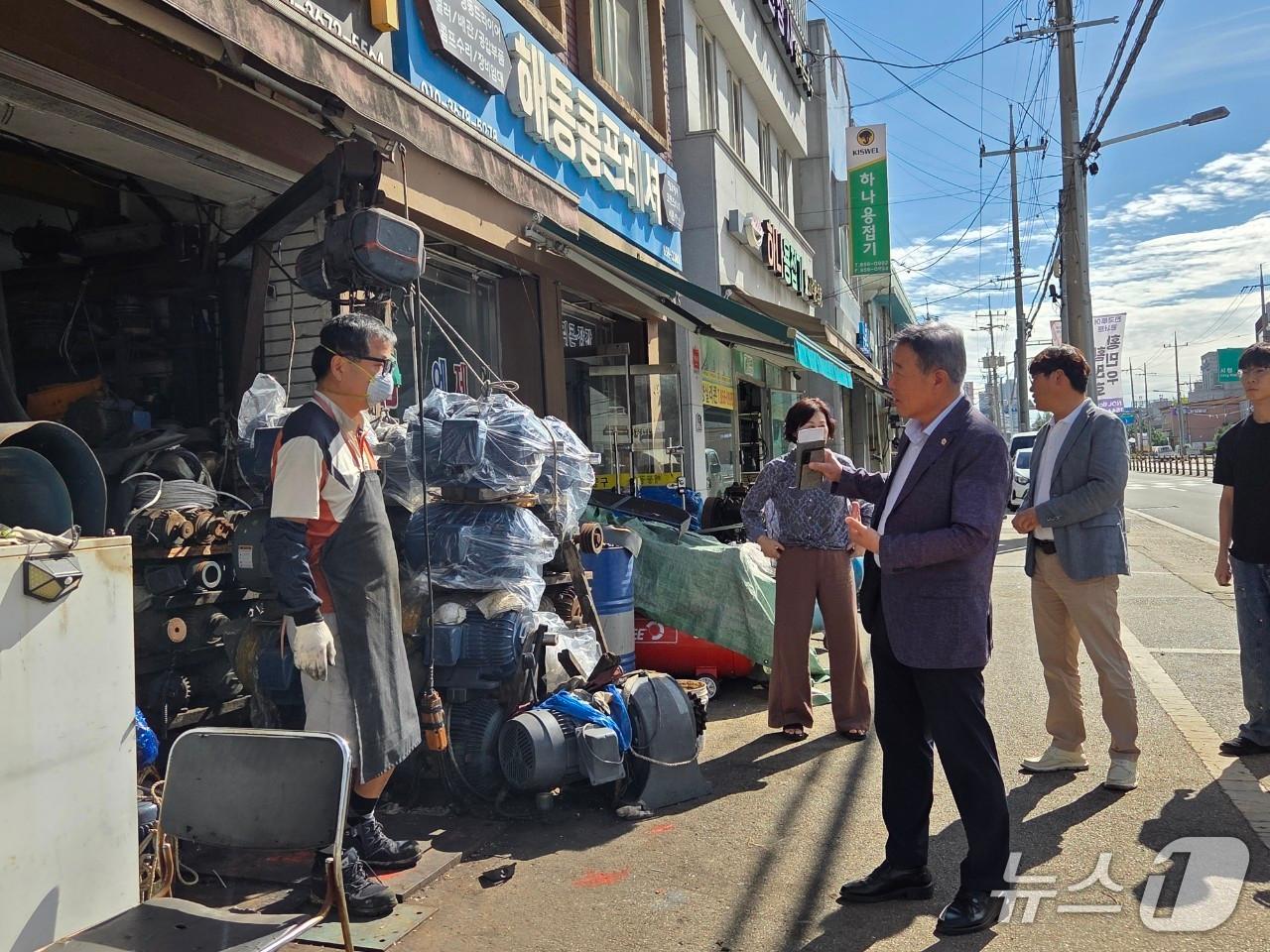 본문 이미지 - 김충영 익산시의원이 평화동·인화동 일대 상가를 찾아 침수 현장을 점검하고 있다.&#40;익산시의회 제공. 재판매 및 DB 금지&#41;