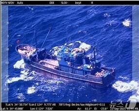 본문 이미지 - 우리측 서해해역에서 조업중인 중국어선의 모습.&#40;서해해경청 제공&#41; 2025.9.24