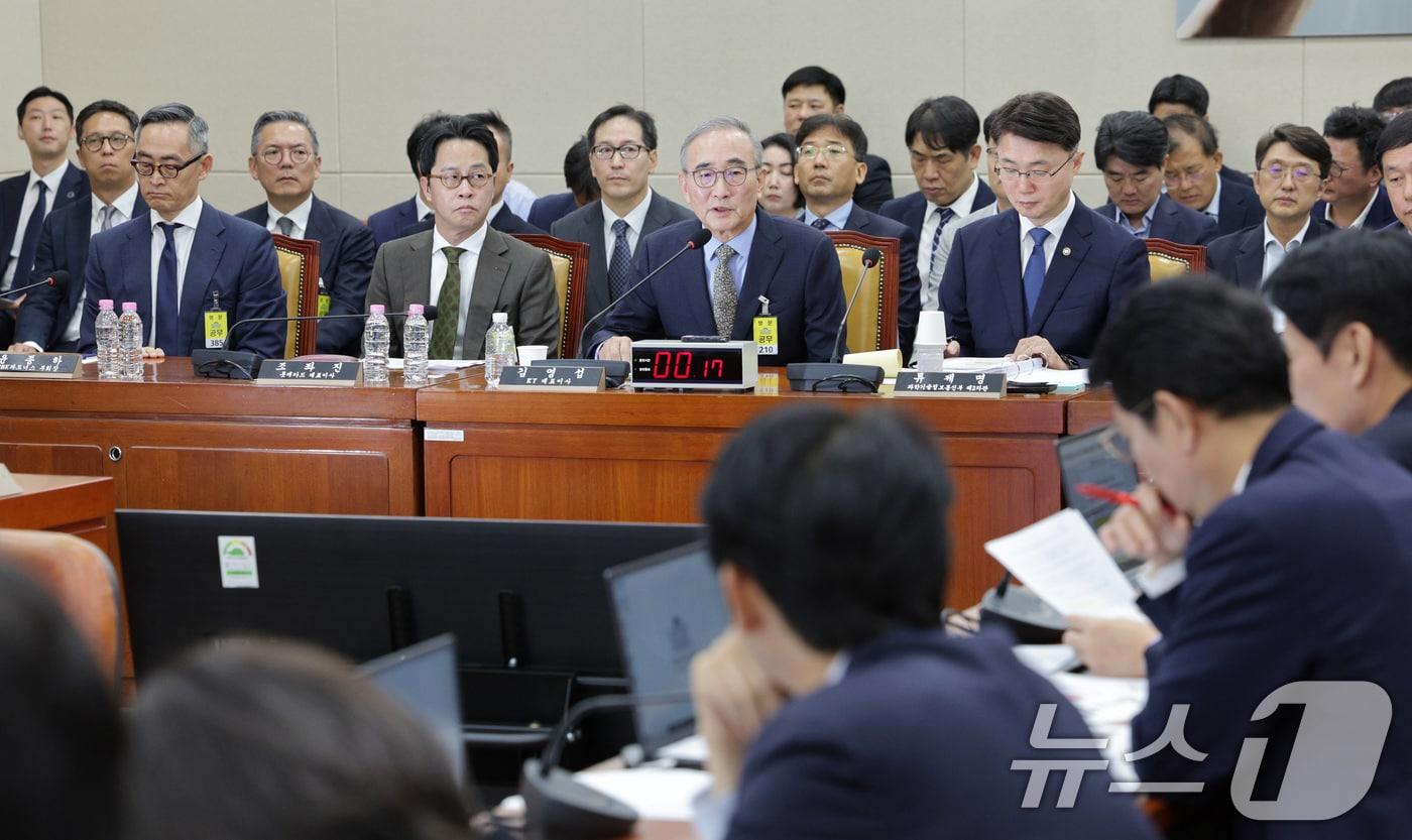 김영섭 KT 대표이사가 24일 서울 여의도 국회 과학기술정보방송통신위원회에서 열린 대규모 해킹사고&#40;통신·금융&#41; 관련 청문회에서 의원 질의에 답변하고 있다. 왼쪽부터 윤종하 MBK파트너스 부회장, 조좌진 롯데카드 대표이사, 김 대표이사, 류제명 과학기술정보통신부 2차관. 2025.9.24/뉴스1 ⓒ News1 신웅수 기자