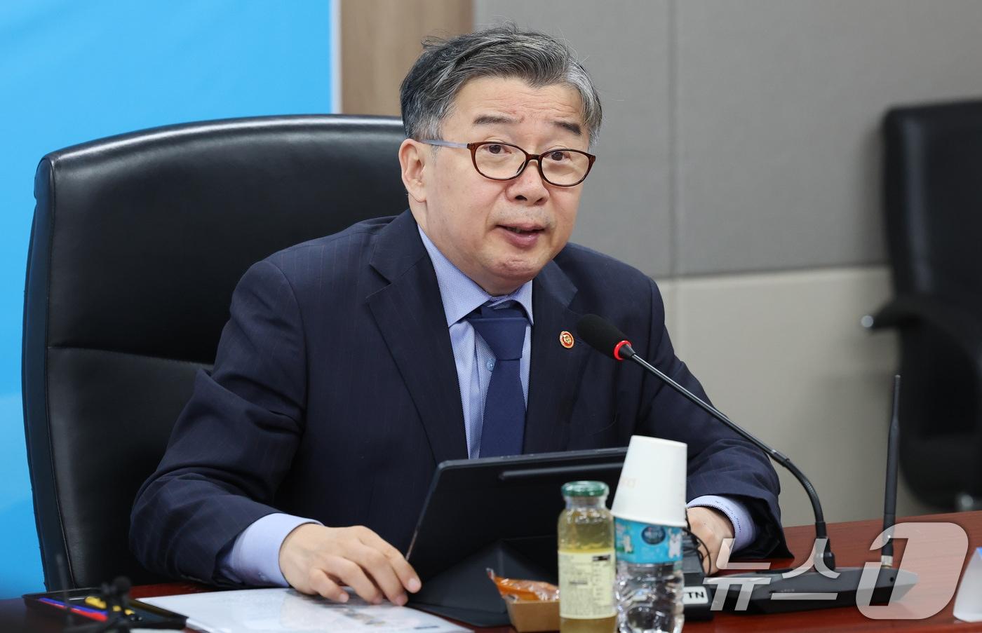 유철환 국민권익위원회 위원장이 24일 서울 종로구 정부서울청사에서 열린 국민권익위원회 자립준비청년 멘토링 제2기 멘토 위촉식에서 모두발언을 하고 있다. 2025.9.24/뉴스1 ⓒ News1 임세영 기자