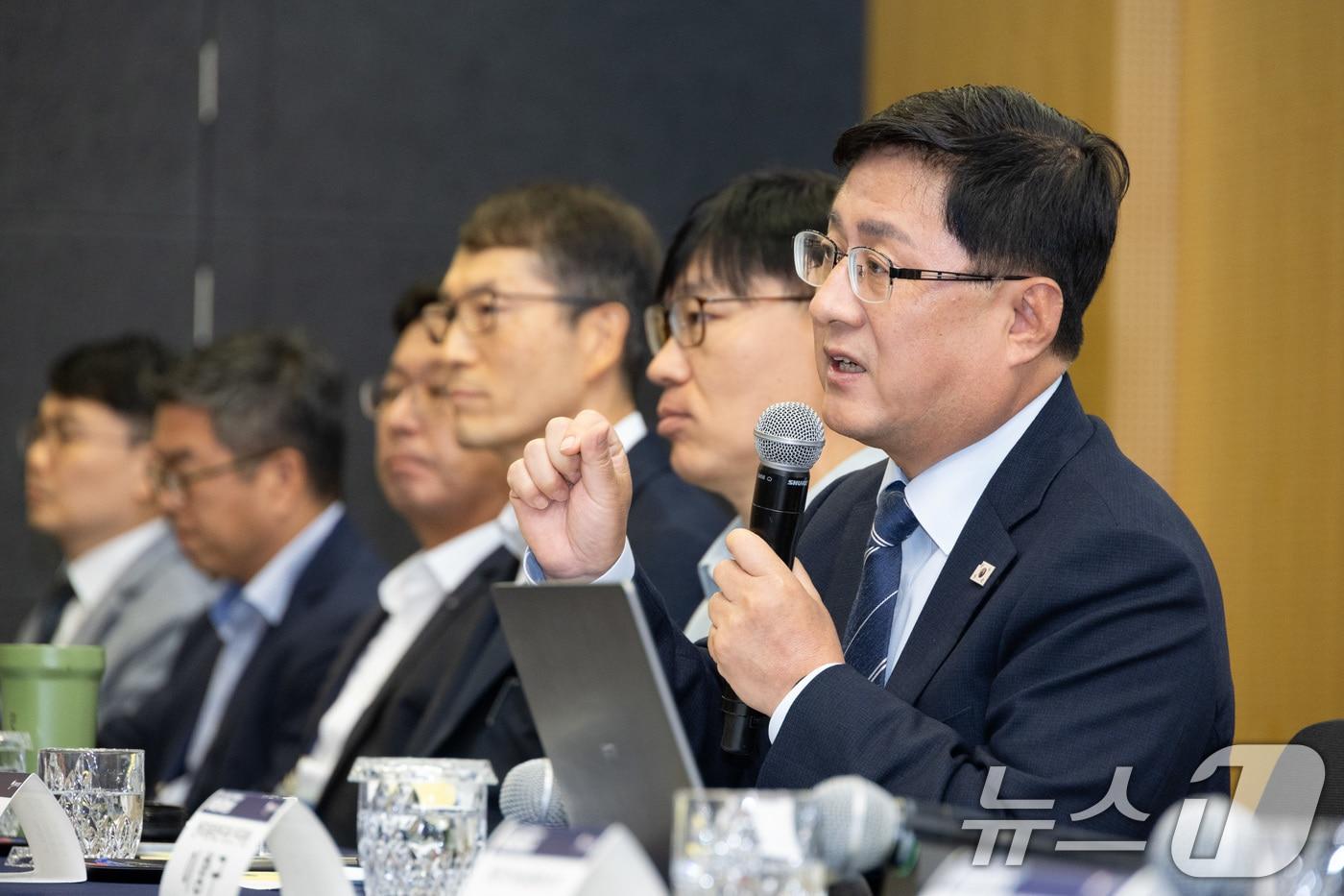 김성환 환경부 장관이 24일 경기 광명시 소재 기아 오토랜드 광명에서 ‘2035 국가 온실가스 감축목표(NDC) 대국민 공개논의 수송분야 토론'을 주재하고 있다. (환경부 제공. 재판매 및 DB 금지) 2025.9.24/뉴스1