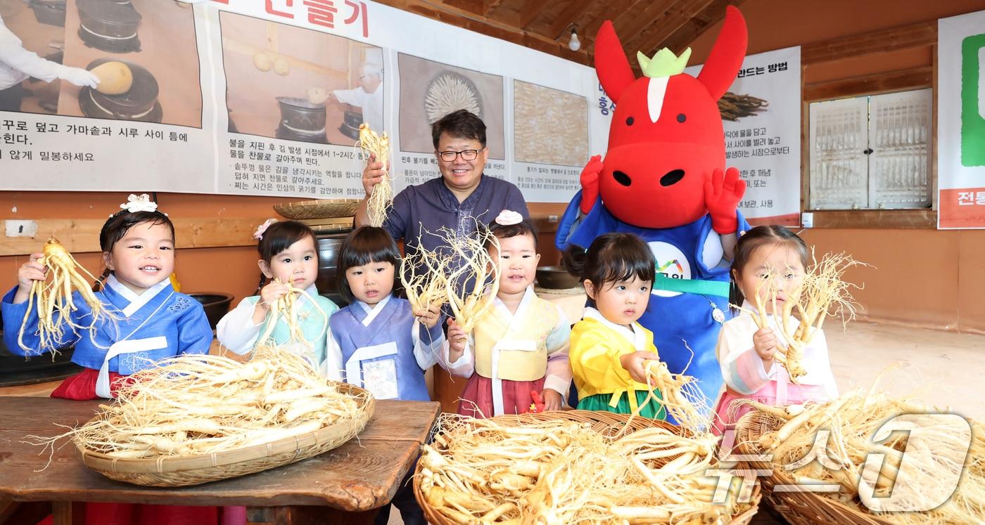 본문 이미지 - 2025 진안 홍삼축제를 이틀 앞둔 24일 전북 진안군 마이산 북부 일원에서 사전 체험을 나선 어린이들이 수삼을 만져보고 있다. 2025.9.24 ⓒ 뉴스1 유경석 기자