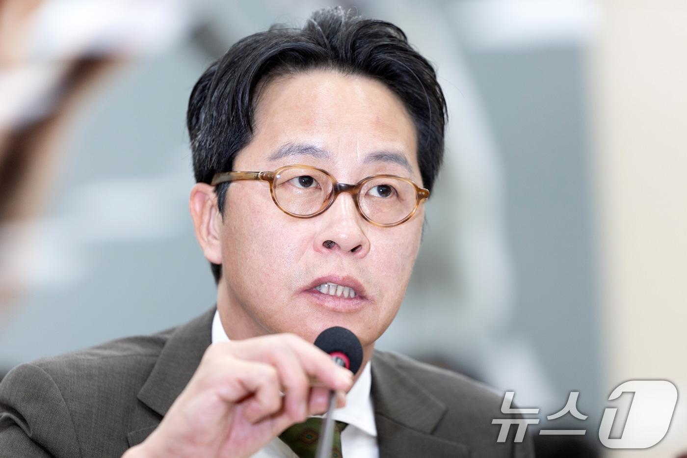 본문 이미지 - 24일 서울 여의도 국회에서 열린 제429회국회(정기회) 국회 과학기술정보방송통신위원회 대규모 해킹사고(통신·금융) 관련 청문회에 출석한 조좌진 롯데카드 대표이사가 의원 질의에 답변하고 있다. 2025.9.24 ⓒ 뉴스1 이승배 기자